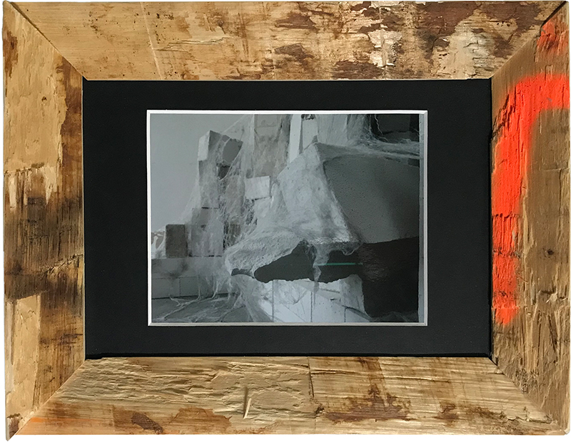Abbildung 1 - Mirjam Dorsch | Fotoserie „Stadt“, aus der Installationsreihe „2 Ton`Yton“, 2011 | Fotografie, Rindenholzrahmen | 15 x 25 cm Abbildung 1 - Mirjam Dorsch
