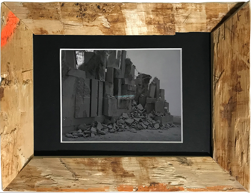 Abbildung 2 - Mirjam Dorsch | Fotoserie „Stadt“, aus der Installationsreihe „2 Ton`Yton“, 2011 | Fotografie, Rindenholzrahmen | 15 x 25 cm Abbildung 2 - Mirjam Dorsch